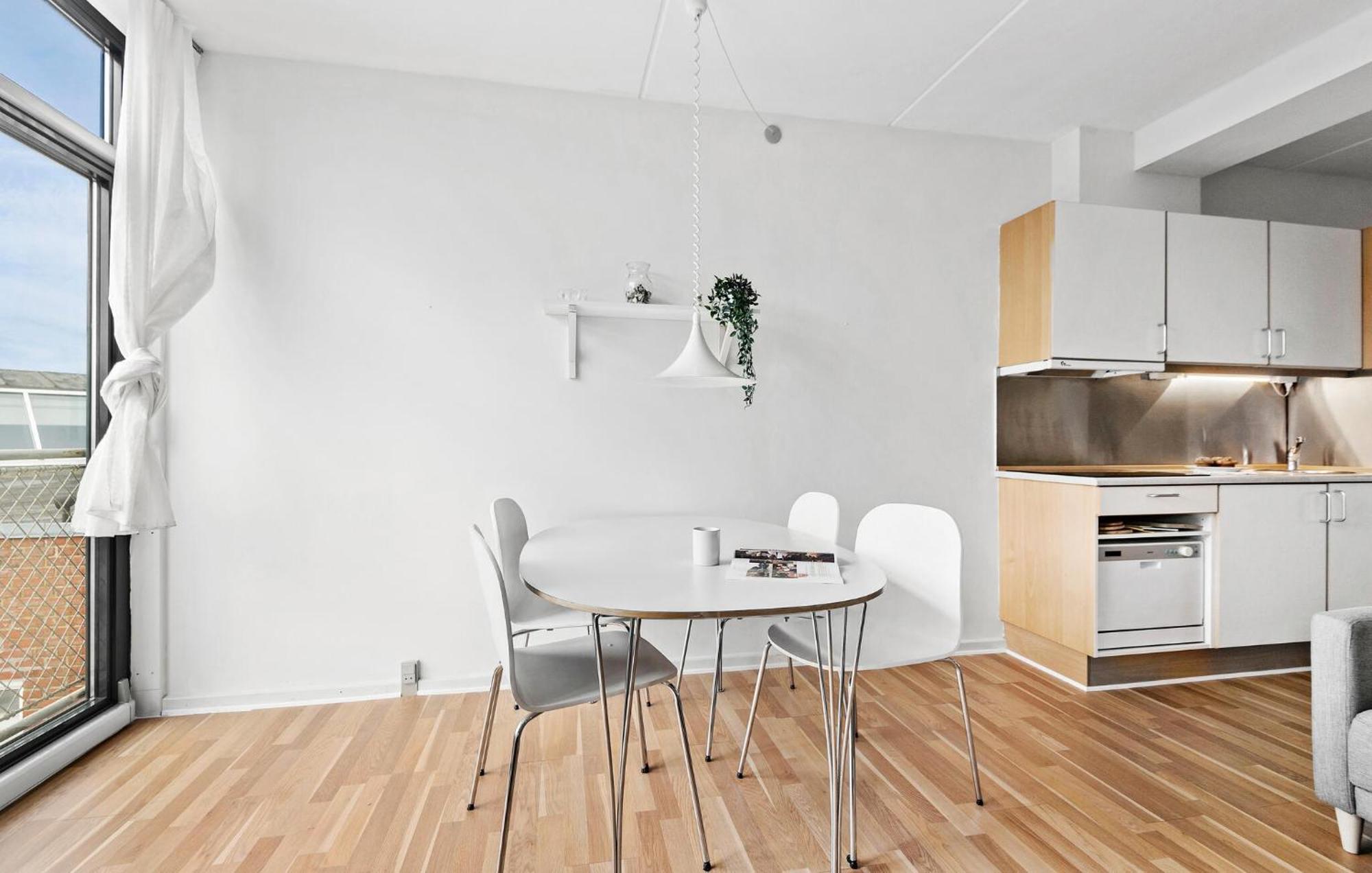 Apartment Bad, Lejl, 56 *